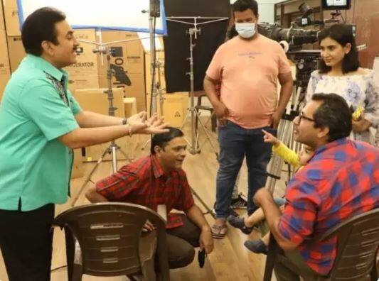 शो के डायरेक्टर मालव राजदा शूटिंग पर अपनी वाइफ प्रिया और बेटे अरदास को लेकर दमन गए हैं. तस्वीर में दिलीप जोशी(जेठालाल) और तन्मय वेकेरिया(बाघा)को मालव के बेटे के साथ खेलते देखा जा सकता है.