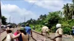 Mullickpur Rail Chaos: লোকাল ট্রেন চালুর দাবিতে ধুন্ধুমার, পুলিশকে লক্ষ্য করে ইটবৃষ্টি, জখম জিআরপির ওসি সহ কয়েকজন