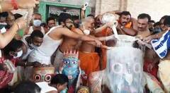 Mahesh Jagannath Snan Yatra: দালানেই হল অনুষ্ঠান, করোনাকালে স্নানযাত্রার অন্য ছবি মাহেশে