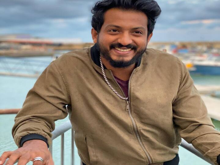 கார்த்திக் சுப்பராஜுடன் நெருங்கிய தொடர்பில் இருந்ததால், இவருக்கு ஜகமே தந்திரம் வாய்ப்பு கிடைத்தது