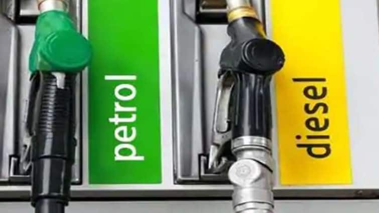Petrol price today petrol costlier by 39 paise in Kolkata no changes in diesel Petrol Price: কলকাতায় পেট্রোলের দাম সেঞ্চুরির দোরগড়ায়,  ১০০ টাকা পেরিয়ে কোন জেলায় কত দাম