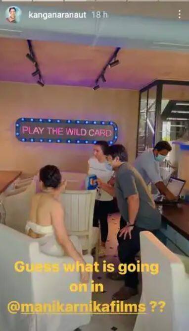 ਇਸ ਬਿਆਨ ਤੋਂ ਬਾਅਦ ਨਵਾਂ ਵਿਵਾਦ ਖੜਾ ਹੋ ਗਿਆ ਹੈ, ਪਰ ਇਸ ਦੌਰਾਨ ਕੰਗਨਾ ਨੇ ਫੈਨਸ ਨੂੰ ਹੈਰਾਨੀ ਦਿੰਦਿਆਂ ਆਪਣੀ ਆਉਣ ਵਾਲੀ ਫਿਲਮ ਐਮਰਜੈਂਸੀ ਇੰਦਰਾ ਦੀ ਤਿਆਰੀ ਦੀਆਂ ਕੁਝ ਦਿਲਚਸਪ ਤਸਵੀਰਾਂ ਸਾਂਝੀਆਂ ਕੀਤੀਆਂ ਹਨ। 