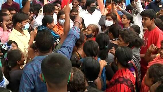 Pune Ambil Odha : आंबिल ओढा येथील कारवाईच्या ठिकाणी पालिका अधिकाऱ्यांना घेराव