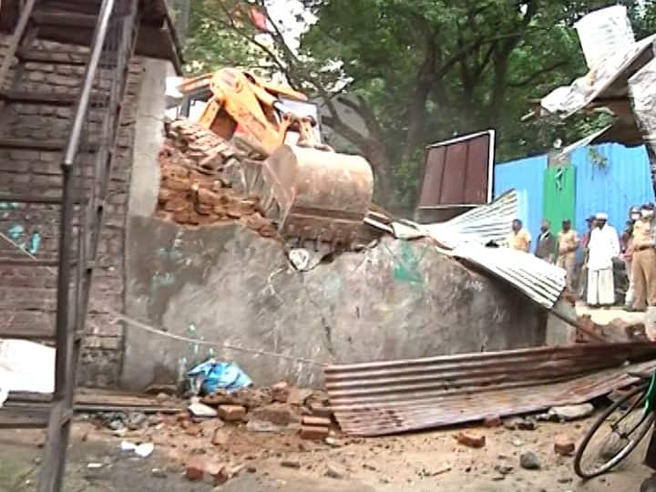 या परिसरातील लोक गेली पन्नास वर्षे इथे राहत असून त्यांच्या पुनर्वसनाचा कोणताही प्रयत्न  न करता महापालिका ही कारवाई केली जात असल्याचाही आरोप केला जात आहे.