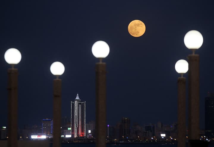 The visual of full Strawberry moon, the last super moon of the year, rises above Kuwait City. (Image: AFP)