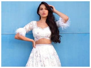 हाय गर्मी! Nora Fatehi ने 3 बार अपने white look में धड़काया फैंस का दिल