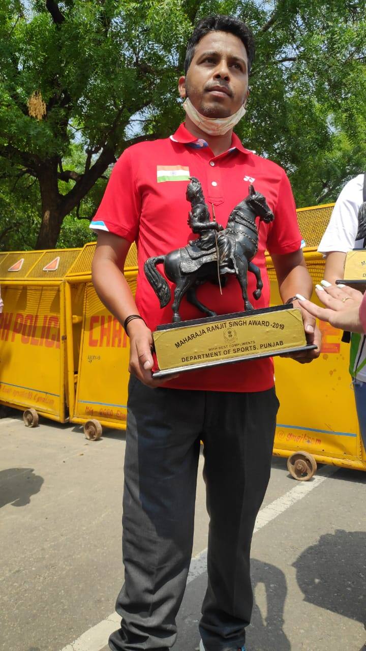 ਇਸ ਤੋਂ ਪਹਿਲਾਂ ਖਿਡਾਰੀਆਂ ਨੇ ਪੁਲਿਸ ਵੱਲੋਂ ਰੋਕਣ ਲਈ ਲਾਏ ਬੈਰੀਕੇਡ ਤੋੜ ਦਿੱਤੇ। ਇੱਥੇ ਪੁਲਿਸ ਨਾਲ ਖਿੱਚ-ਧੂਹ ਵੀ ਹੋਈ। ਕਈ ਖਿਡਾਰੀਆਂ ਨੇ ਮੈਡਲ ਵੀ ਟੁੱਟ ਗਏ।