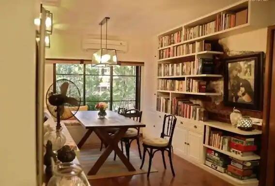 દિયાએ પુસ્તકો વાંચવાનો ખુબ શોખ છે. તેના ઘરમાં બહુ મોટી લાયબ્રેરી છે. તે એરિયામાં પણ કેટલાય છોડવા વાવેલા છે.