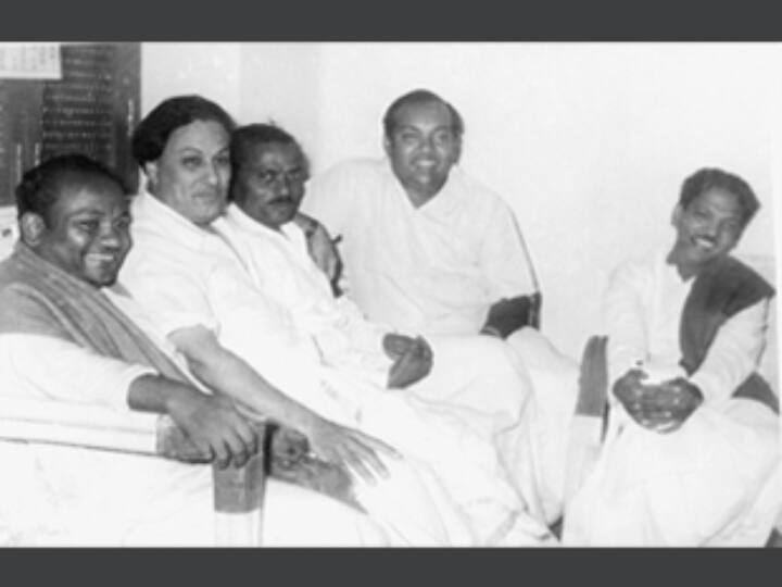 முன்னாள் முதல்வர்கள் கருணாநிதி. எம்.ஜி.ஆர். ஆகியோருடன் கண்ணதாசன் மிகவும் நெருக்கமான நட்பு கொண்டிருந்தார்.