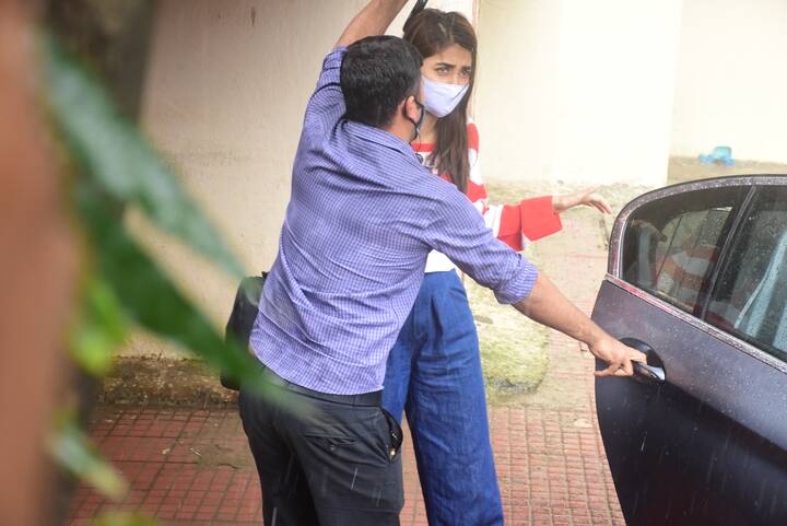 पूजा हेगड़े मुंबई के सांताक्रूज़ इलाके में नज़र आईं. वह ब्लू डेनिम और रेड वाइट स्ट्राइप टॉप पहने हुई थीं.