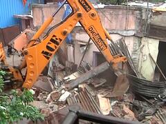 Pune : पुण्यातील आंबिल-ओढा परिसरात अतिक्रमणविरोधी कारवाईत नागरिक आक्रमक, आत्मदहनाचा प्रयत्न