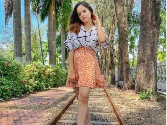 पलक सिंधवानी रिसोर्ट की ग्रीनरी और खूबसूरती में फोटोशूट करवाने से नहीं चूकीं. उन्हें फोटो में काफी ग्लैमरस आउटफिट में पोज़ देते देखा जा सकता है.