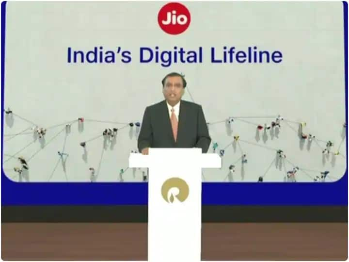 Reliance AGM 2021 RIL Chairman Mukesh Ambani says reliance growth very fast in retail sector Reliance AGM 2021: रिलायन्सची रिटेलमध्ये वेगाने प्रगती; आगामी 3 वर्षात 10 लाखाहून अधिक रोजगार देणार, मुकेश अंबानी यांचा दावा