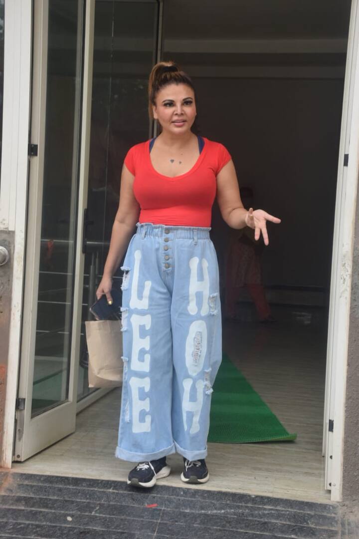 आइटम गर्ल और बिग बॉस 14 की एक्स कंटेस्टेंट राखी सावंत एक जिम के बाहर स्पॉट हुईं. रेड टॉप और ब्लू जींस में राखी का लुक कूल था. उन्होंने ब्लैक शूज पहने हुए थे और हाई पोनीटेल बनाई हुई थी.