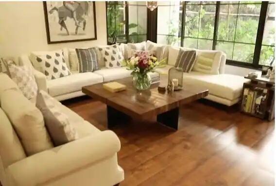 ઘરના લિવિંગ એરિયામાં બહુજ સુંદર ફર્નિચરનો યૂઝ કરવામાં આવ્યો છે. ઘરના લિવિંગ રૂમને આ રીતે સજાવવામાં આવ્યો છે કે, અહીં બેસનારા દરેક શખ્સને શાંતિ મળી શકે. આમાં વાયફ્રન્ટ કુશન લગાવેલા છે, અને વુડન ફ્લૉરિંગ કરવામાં આવ્યુ છે. જે ઘરની સુંદરતામાં ચાર ચાંદ લગાવી રહ્યું છે.