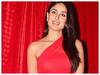 Kareena Kapoor Khan ने Red Outfit में दिया परफेक्ट रोमांटिक पोज़