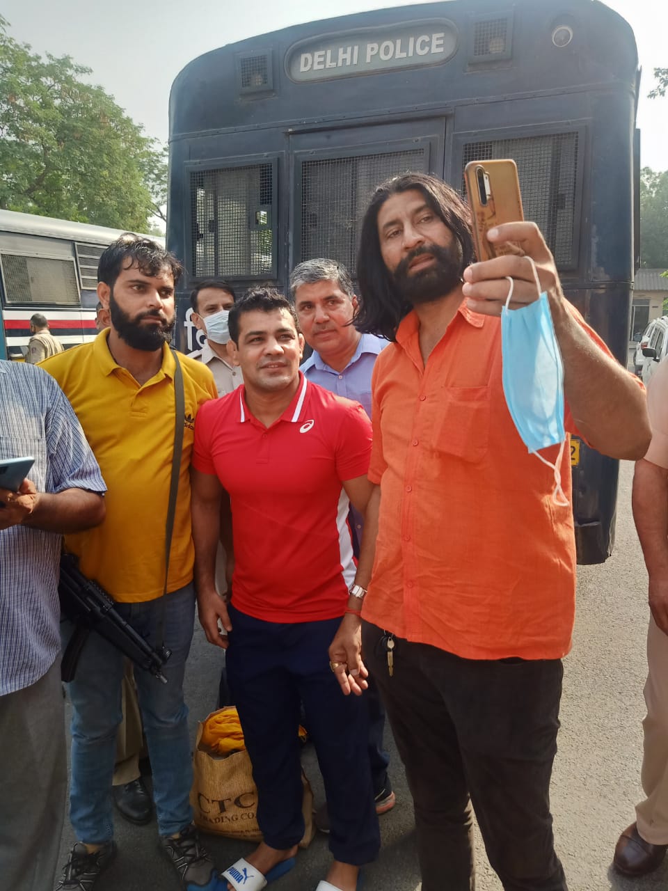 Exclusive Pictures | Delhi Police Personnel Indulge In Candid Photo Session With Murder Accused Sushil Kumar