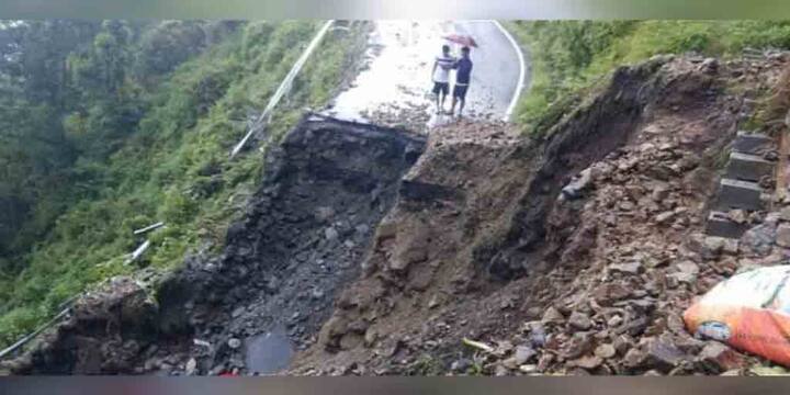 কার্শিয়াংয়ের তিনধরিয়ায় ৫৫ নম্বর জাতীয় সড়কে ধস নামে শুক্রবার সকালে।