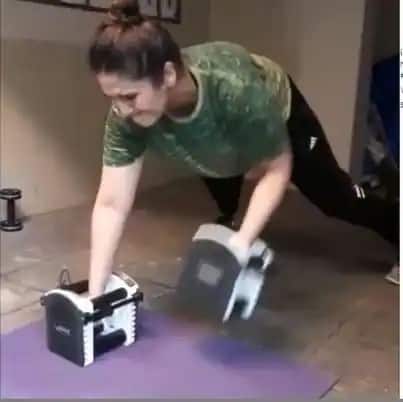 ઘરના એક ખુણામાં હુમા કુરૈશી જીમ કરતા દેખાઇ રહી છે.