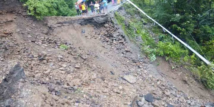 গত কয়েকদিন ধরেই প্রবল বৃষ্টি চলছে উত্তরবঙ্গে। আর যার জেরে এদিন ধস নামে দার্জিলিংয়ের জাতীয় সড়কে।