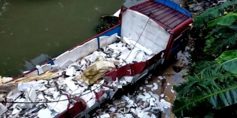 Lorry loaded with fish overturns in Dhupguri river after collision with tanker ট্যাংকারের সঙ্গে সংঘর্ষে ধূপগুড়ির নদীতে উলটে পড়ে মাছ বোঝাই লরি, মৃত্যু খালাসির