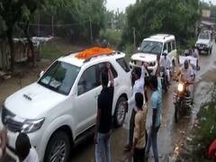 महामारी में क्षेत्र से गायब रहे तेजस्वी को जाप कार्यकर्ताओं ने दिखाया काला झंडा, 'वापस जाओ' के लगाए नारे