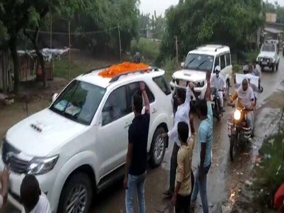 महामारी में क्षेत्र से गायब रहे तेजस्वी को जाप कार्यकर्ताओं ने दिखाया काला झंडा, 'वापस जाओ' के लगाए नारे महामारी में क्षेत्र से गायब रहे तेजस्वी को जाप कार्यकर्ताओं ने दिखाया काला झंडा, 'वापस जाओ' के लगाए नारे