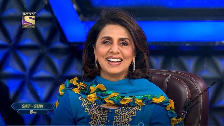 इस दौरान वो मंच पर काफी हंसती मुस्कुराती नज़र आईं.