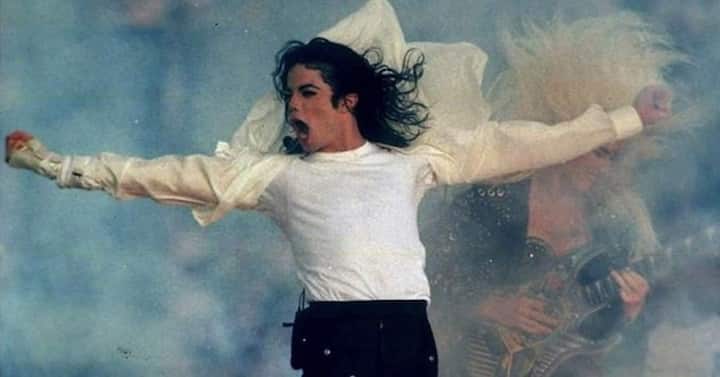 मायकल जॅक्सननेही संगीतासह नृत्यात अनेक विक्रम स्थापित केले आहेत. रोबोट आणि मूनवॉक सारखे नृत्य प्रकार जगभरात प्रसिद्ध करणारा तोच होता.(photo: @michaeljackson instagram)