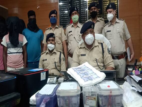 Bihar Crime: नकली नोट छापने वाले गिरोह का पुलिस ने किया खुलासा, जाली नोटों के साथ चार को किया गिरफ्तार Bihar Crime: नकली नोट छापने वाले गिरोह का पुलिस ने किया खुलासा, जाली नोटों के साथ चार को किया गिरफ्तार