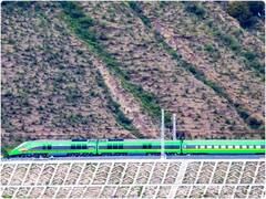 चीन ने भारत सीमा के पास, तिब्बत में पहली बुलेट ट्रेन सेवा शुरू की