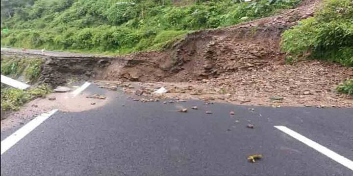 প্রবল বৃষ্টিতে ধস নামল দার্জিলিঙের রাস্তায়। কার্শিয়ঙের তিনধরিয়ায় ৫৫ নম্বর জাতীয় সড়কে আজ সকালে ধস নেমেছে। বন্ধ যান চলাচল।