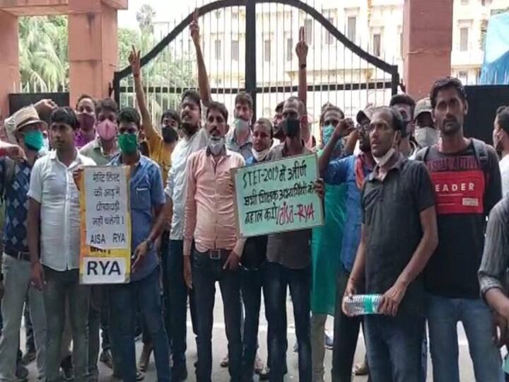 Bihar STET: रिजल्ट में धांधली से नाराज अभ्यर्थियों ने बोर्ड ऑफिस में किया प्रदर्शन, गेट तोड़कर घुसे अंदर