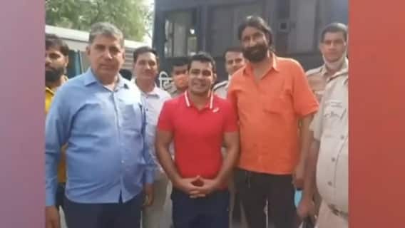 Delhi police officials pose with murder accused Sushil Kumar, pictures go viral