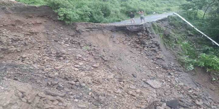 দার্জিলিং থেকে শিলিগুড়ি যাওয়ার মূল রাস্তা বন্ধ। দার্জিলিং যেতে রোহিণী ও মিরিক হয়ে যাওয়া রাস্তা বন্ধ।