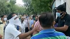 Ahmedabad: આ વેક્સિનેશન સેન્ટર પર રસી ન મળતા કંટાળેલા લોકોએ મચાવ્યો હોબાળો, જુઓ વીડિયો