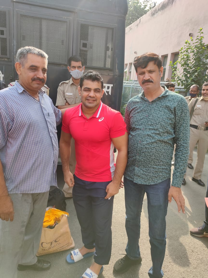 Exclusive Pictures | Delhi Police Personnel Indulge In Candid Photo Session With Murder Accused Sushil Kumar