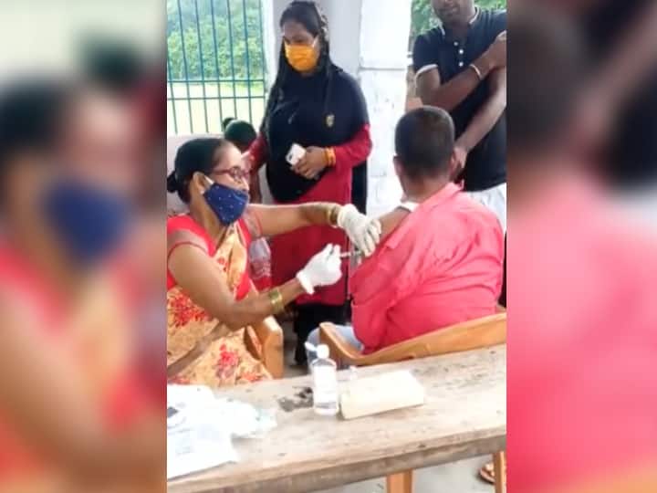 Nurse gave empty injection instead of corona vaccine in Chapra Bihar disclosed after the video viral ann अजब-गजबः बिहार में वैक्सीन की जगह लगा दिया खाली इंजेक्शन, वीडियो वायरल होने पर खुलासा