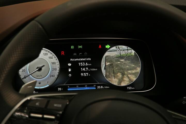 ईमानदारी से कहें तो इसे खरीदने के लिए इसका इंटीरियर मुख्य कारण है. साइड फुट स्टेप्स की वजह से एंट्री और एग्जिट आसान है. पहली बार देखने पर इंटीरियर बिल्कुल प्रीमियम दिखता है. नया ब्राउन ड्यूल टोन केबिन स्पेस को बढ़ाता है. इसमें चमड़े का स्टीयरिंग व्हील दिया गया जो क्रेटा की तुलना में ज्यादा सॉफ्ट मेटेरियल से लैस है. क्रेटा के मुकाबले इसमें फीचर्स और टेक्नोलॉजी ज्यादा है और सुविधाएं भी अधिक है. यह सब डिजिटल इंस्ट्रूमेंट क्लस्टर से शुरू होता है जो अपने डिजाइन और ले-आउट में हाई-एंड दिखता है. इसे ड्राइव मोड के मुताबिक कस्टूमाइज कर सकते हैं.