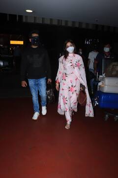 सूट सलवार और हाथ में चूड़ा, ऐसे Aditya Dhar के साथ एयरपोर्ट पर दिखीं नई नवेली दुल्हन Yami Gautam, परिवार भी दिखा साथ