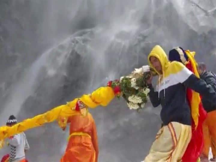 उत्तराखंड: शुरू हुई भगवान घंटाकर्ण की यात्रा, भारी बर्फबारी के बावजूद 50 से ज्यादा श्रद्धालु मौजूद