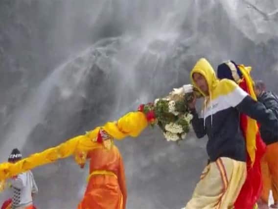 उत्तराखंड: शुरू हुई भगवान घंटाकर्ण की यात्रा, भारी बर्फबारी के बावजूद 50 से ज्यादा श्रद्धालु मौजूद उत्तराखंड: शुरू हुई भगवान घंटाकर्ण की यात्रा, भारी बर्फबारी के बावजूद 50 से ज्यादा श्रद्धालु मौजूद