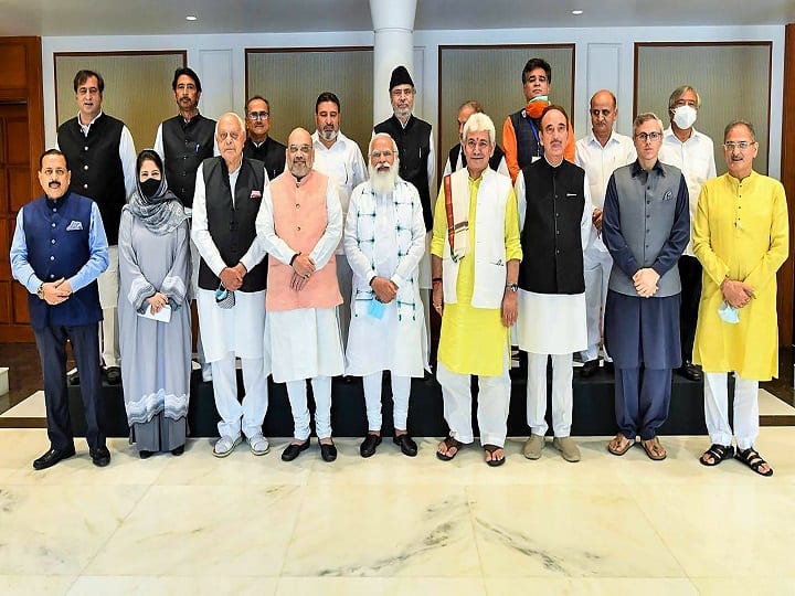 JK Leaders Meet: What Kashmir leaders says after meeting with Prime Minister Mehbooba Mufti Omar Abdullah JK Leaders Meet: पाक से बातचीत की मांग, परिसीमन का विरोध, जानिए PM के साथ बैठक के बाद क्या बोले नेता