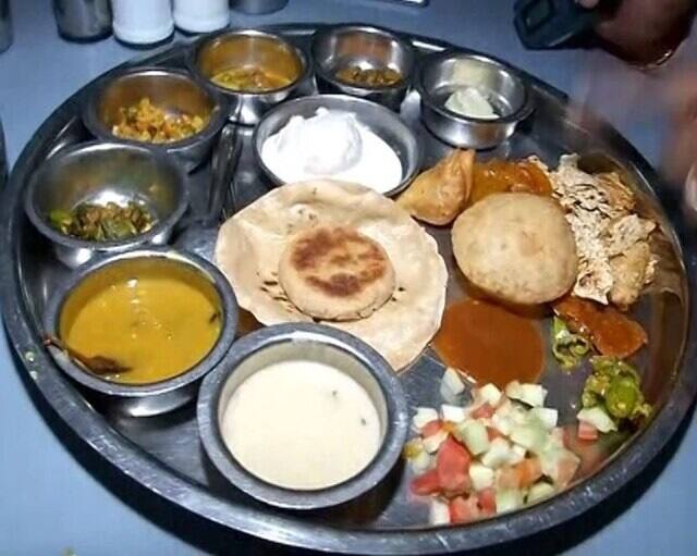 এই পরিস্থিতিতে স্বাস্থ্য ও আহারের দিকে বিশেষ নজর দেওয়া প্রয়োজন। কারণ, অস্বাস্থ্যকর জীবনযাপনের ফলে হার্টের সমস্যা দেখা দেয়। যদি আপনি আপনার হার্টকে সুস্থ রাখতে চান, তাহলে আপনার জীবনযাপন ও খাদ্যাভ্যাসে বদল আনা প্রয়োজন। আজ এখানে চারটি খাবারের বিষয়ে জানানো হল, যেগুলি আপনার হার্টের পক্ষে খারাপ।