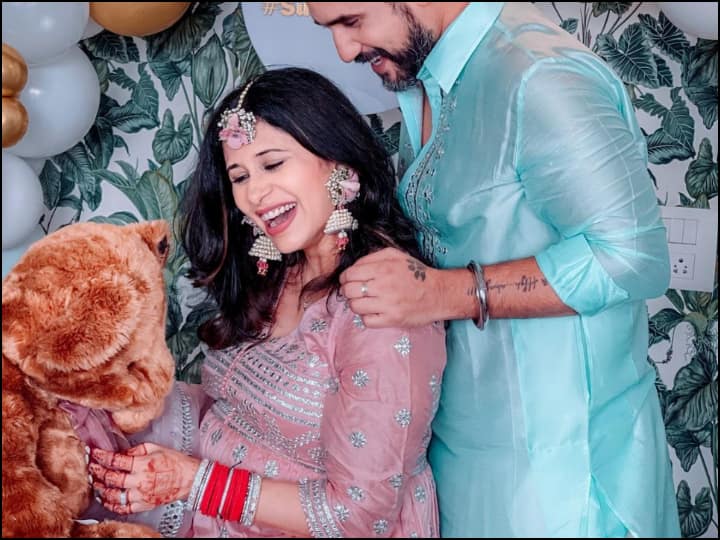 Pregnant Kishwer Merchant Shares Adorable Pic With Hubby Suyyash Rai From Baby Shower Ceremony, Mahhi Vij, Rubina Dilaik React Kishwer Merchant Shares Adorable Pic With Hubby Suyyash Rai From Baby Shower Ceremony; Rubina Dilaik & Mahhi Vij Are All Hearts