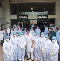 TV Actor Aniruddh Dave Discharged After Fighting COVID-19 For 55 Days; Gets An Emotional Farewell From Hospital Staff; See PICS & VIDEO