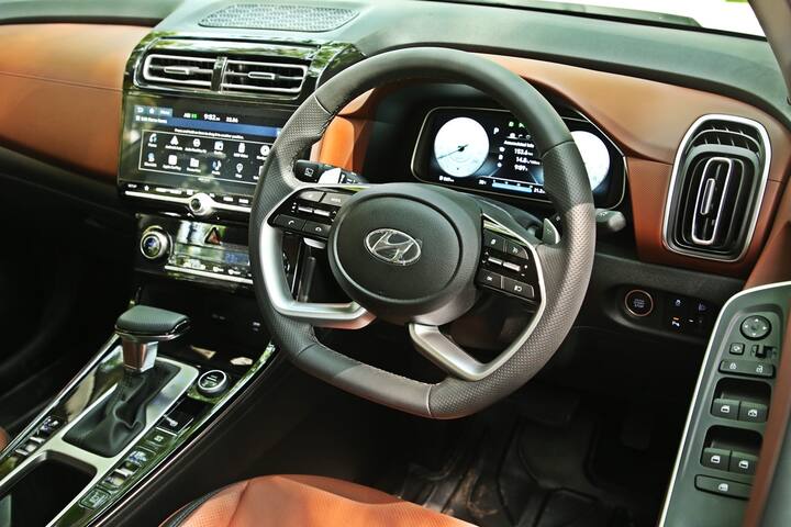 अन्य जगहों पर आपको 10.25-इंच की टच स्क्रीन मिलती है जिसमें वास्तव में अच्छा टच एक्सपीरिएंस देती है. स्क्रीन में सभी जानकारी होती है लेकिन विशेष रूप से नया 360 डिग्री कैमरा एक सुंदर बड़ी डिस्प्ले के साथ बेहद खास है. 64 कलर एम्बिएंट लाइटिंग भी इसमें प्रीमियम फीचर है. फिचर लिस्ट में पैनोरैमिक सनरूफ भी शामिल है जिसे आप वॉयस कमांड से खोल सकते हैं. एक Bose 8-स्पीकर ऑडियो सिस्टम, क्लामेट कंट्रोल, ब्लूलिंक कनेक्टेड टेक्नोलॉजी, ओटीए मैप अपडेट, पावर्ड ड्राइवर सीट, हवादार सामने की सीटें, वायरलेस चार्जिंग, इलेक्ट्रिक पार्किंग ब्रेक, एयर प्यूरीफायर, 6 एयरबैग, ESC, हिल स्टार्ट असिस्ट, टायर प्रेशर मॉनिटरिंग सिस्टम इसके खास फीचर्स हैं.