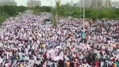 Mumbai: कोरोना के खतरे के बीच विरोध प्रदर्शन के लिए जमा हुए हजारों लोग