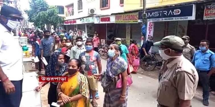 cries of vaccines in Uttarpara, long lines in the municipal premises since night উত্তরপাড়ায় ভ্যাকসিন নিয়ে হাহাকার, রাত থেকেই  লম্বা লাইন পুরসভা চত্বরে