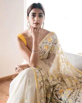 साउथ आणि बॉलिवूड चित्रपटात सर्वांना आपल्या सौंदर्याने वेड लावणाऱ्या पूजा हेगडेने पुन्हा एकदा आपला दिवा लूक चाहत्यांसमोर शेअर केला आहे. पूजा सोशल मीडियावर खूप अॅक्टिव आहे. आणि तिथे ती तिच्या स्टाईल स्टेटमेंटसाठी खूप प्रसिद्ध आहे. अलीकडेच पूजाने तिचा साडीमधील लूक चाहत्यांसाठी शेअर केला आहे, ज्यात ती कहर दिसत आहे.(Photo : @hegdepooja instagram)